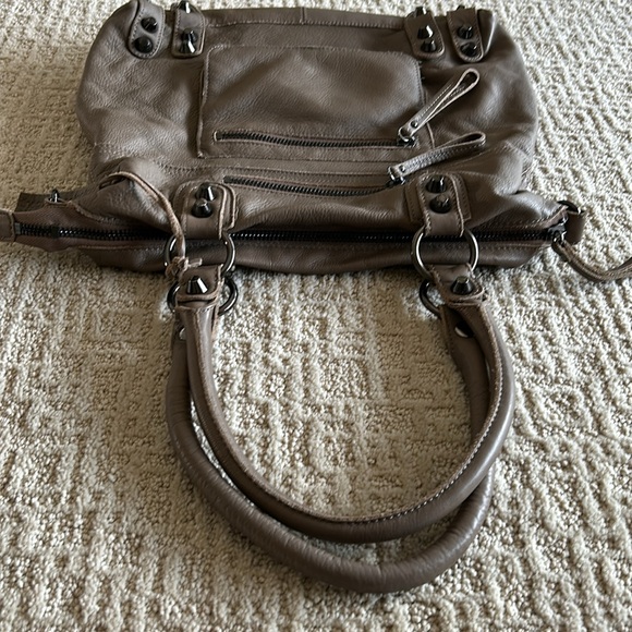 EUC Linea Pelle soft leather studded shoulder bag - Picture 3 of 9